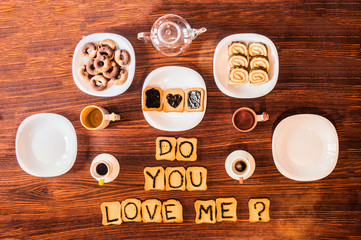 Obraz na płótnie Canvas morning love declaration, do you love me during breakfast