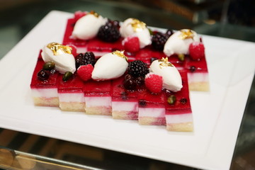 アイスとベリーのケーキ　パーティースタイル