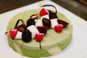 ベリーの抹茶ケーキ