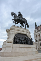 Fototapeta na wymiar A statue of a rider in front of the Budapest parliament from the side