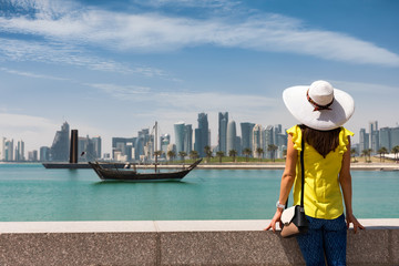 Elegante Touristin genießt die Aussicht auf die Skyline von Doha, Katar