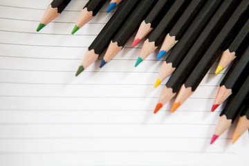 crayons de couleurs sur feuille de cahier ligné