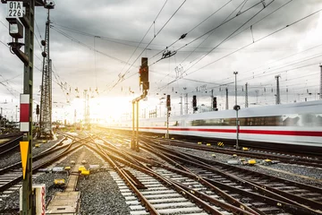 Zug verlässt Frankfurter Bahnhof  © nokturnal