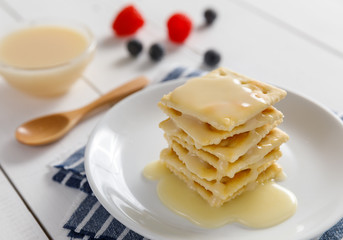 crackers with condensed milk and fruit, breakfast