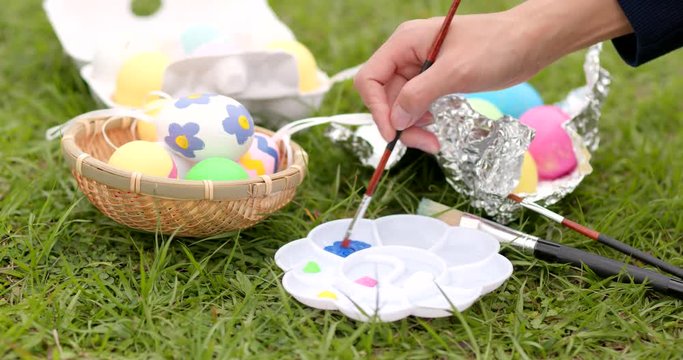 Drawing egg for Easter holiday