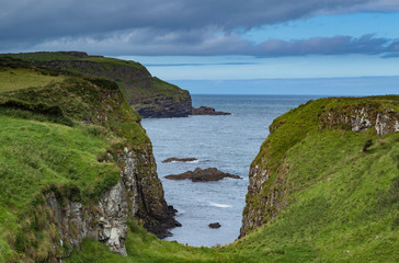 Fototapeta na wymiar Paesaggio Irlandese con rovine di un antico castello a strapiombo sul mare