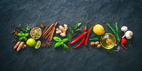 Fotobehang Kruiden Verse aromatische kruiden en specerijen om te koken