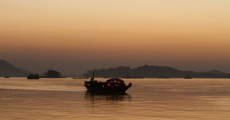 Obraz premium Pływająca łódź