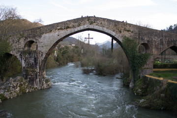 Fototapeta na wymiar puente romano Cangas de Onis, Asturias, España