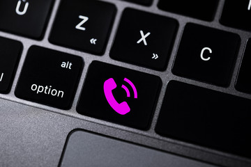 clavier d'ordinateur avec icône réseaux sociaux