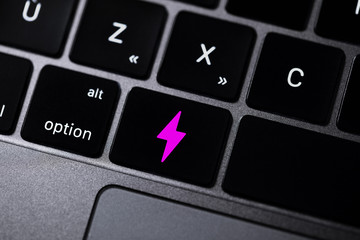 clavier d'ordinateur avec icône réseaux sociaux