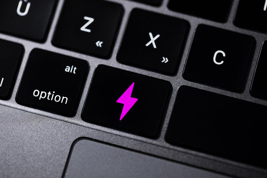 clavier d'ordinateur avec ic&ocirc;ne r&eacute;seaux sociaux
