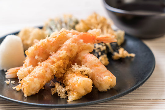 shrimps tempura (battered fried shrimps) with vegetable