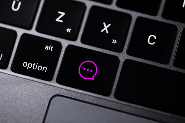 clavier d'ordinateur avec icône réseaux sociaux
