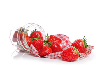 pot de fraises sur fond blanc