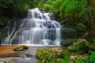  Mun daeng Waterfall, de prachtige waterval in diep bos bij Phu Hin Rong Kla National Park, Phitsanulok, Thailand © rbk365