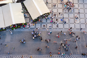 Fototapeta premium Praga, Republika Czeska - maj 2017: Widok z lotu ptaka ludzi odwiedzających Rynek Starego Miasta z góry wieży Ratusza Staromiejskiego w Pradze, Republika Czeska