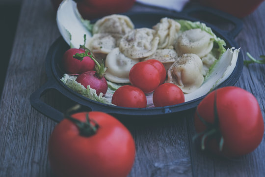 Damplings with salad and ground pepper