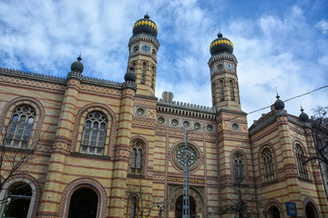 Fototapeta na wymiar Dohany Synagogue in Budapest with blue sky