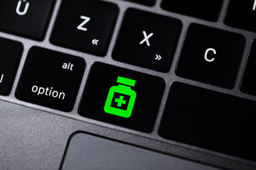 clavier d'ordinateur avec icône santé
