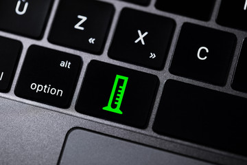 clavier d'ordinateur avec icône santé