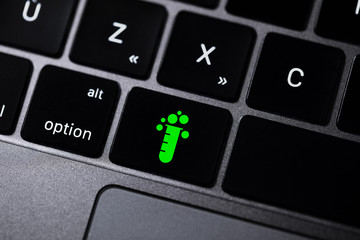 clavier d'ordinateur avec icône santé