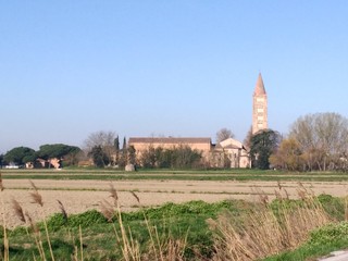 paesaggio di campagna con chiesa