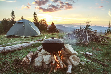 Toeristenkamp met vuur, tent en brandhout