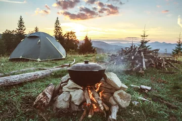 Fotobehang Kamperen Toeristenkamp met vuur, tent en brandhout