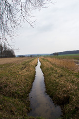 Ein Wasserkanal zwischen Feldern