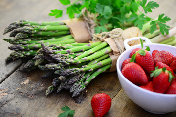 Grüner Spargel mit Erdbeeren