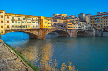 Obraz premium Walking in Florence and the Old Bridge, Pontevecchio, Italy