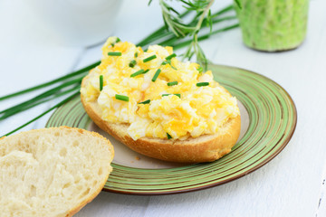 Brötchen mit Rührei