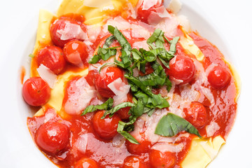 Tomaten, Tomatensauce, Basilikum, Parmesan auf Tortelinni