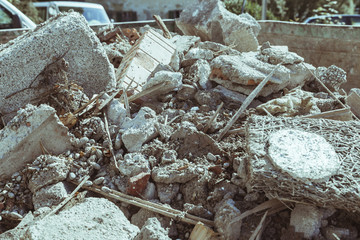 Im Bauschutt - Container. Eine Nahaufnahme von Schutt. 