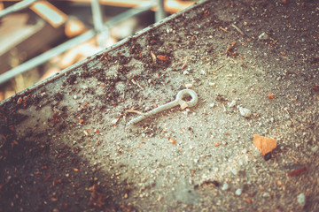 Detail auf der Baustelle - eine Schraube auf einem Gerüst. 