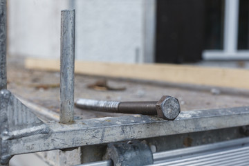 Detail auf der Baustelle - eine Schraube auf einem Gerüst. 
