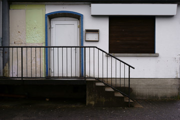 Geschlossenes Restaurant / Ein durch Geschäftsaufgabe geschlossenes Restaurant mit heruntergelassenen Schaufensterjalousien.