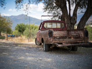 Obraz na płótnie Canvas Abandoned car by tree