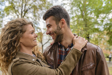 Fototapeta premium Young couple showing love in the city park