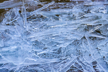 Eisschicht im See bricht auf