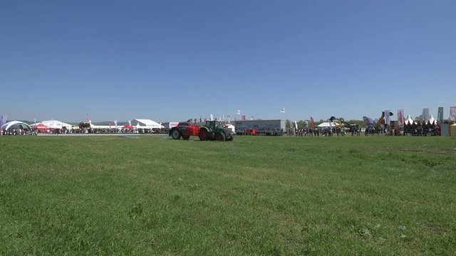 Tractor Pulling Trailer Sprayer 