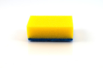 Яркая желтая поролоновая губка для очищения бытовых поверхностей от загрязнений с тонким слоем абразивного полимера.