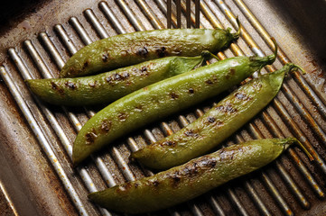 Grillattuja herneitä Piselli grigliati Guisantes a la parrilla Gegrillte Erbsen Grilled peas alla...