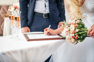 Obraz na płótnie Canvas the bride sign a marriage contract