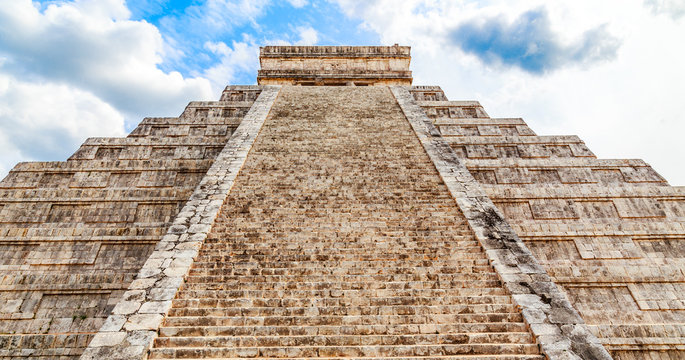 Temple of Kukulcan or the Castle, the center of the Chichen Itza maya archaeological site, Yucatan, Mexico