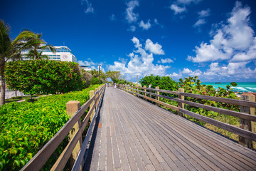 Fototapeta premium Walkway to famous South Beach, Miami Beach, Florida
