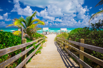 Obraz premium Walkway to famous South Beach, Miami Beach, Florida. USA. 