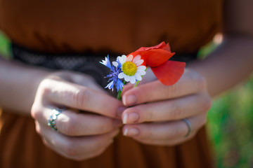 Ragazza che tiene fiori in mano