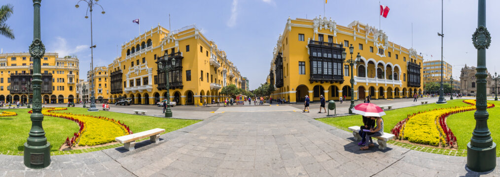 Panoramablick vom Lima Hauptplatz den Plaza de Armas mit Regierungsgeb&auml;ude 